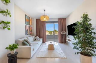 Bright 3BR with Rooftop Pool BBQ 500m from Beach - 9