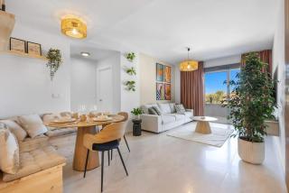 Bright 3BR with Rooftop Pool BBQ 500m from Beach - 1