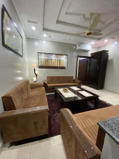 Cosy 1BR Apartment with Views, Bahria Town Phase 5 - 3