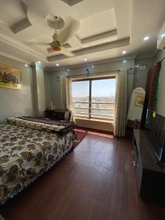 Cosy 1BR Apartment with Views, Bahria Town Phase 5 - 2
