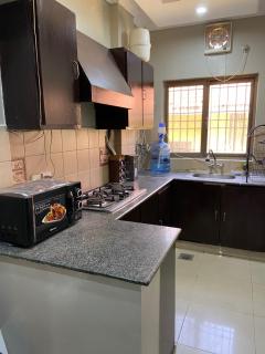 Cosy 1BR Apartment with Views, Bahria Town Phase 5 - 1