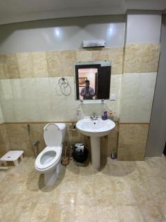 Cosy 1BR Apartment with Views, Bahria Town Phase 5 - 1