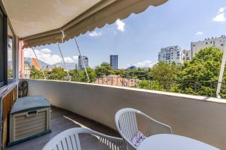 City Lights Apartment 2BR with Balcony by PikHost - 8