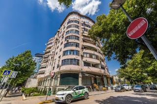 City Lights Apartment 2BR with Balcony by PikHost - 7