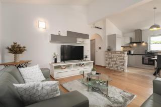 Villa Lumina - pool, garden and outdoor fireplace - 3