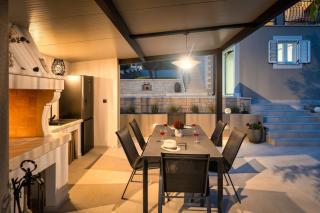 Villa Lumina - pool, garden and outdoor fireplace - 1