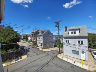 Stylish South Side Retreat - Free Parking - 2 Baths - Fast WiFi - 6