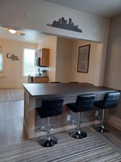 Stylish South Side Retreat - Free Parking - 2 Baths - Fast WiFi - 4