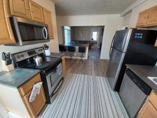 Spacious 3BR South Side Retreat - Free Parking - Sleeps 6 - 7