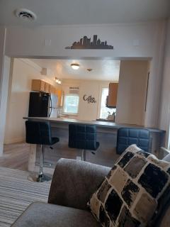 Spacious 3BR South Side Retreat - Free Parking - Sleeps 6 - 1