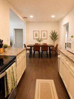 Cozy Red Door House - 7