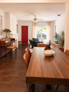 Cozy Red Door House - 6