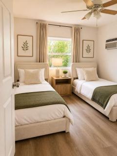 Cozy Red Door House - 3