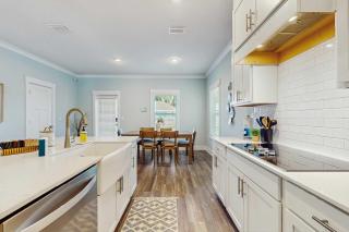 Nautical home downtown close to shopping restaurants and beaches - 4