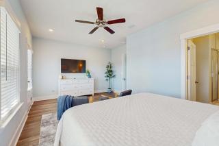 Nautical home downtown close to shopping restaurants and beaches - 2