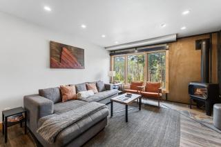 Ski In Out Townhome with Hot Tub and Lovely Mtn Views - 5