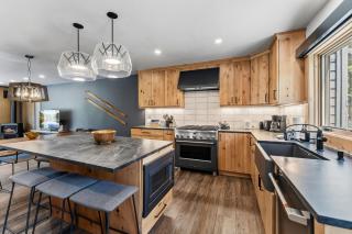 Ski In Out Townhome with Hot Tub and Lovely Mtn Views - 2
