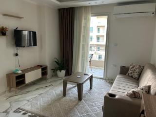Pool View Apartment Near Airport & Beach - 1