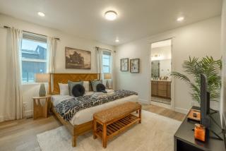 Midnight Manor-Modern-Spacious - 8