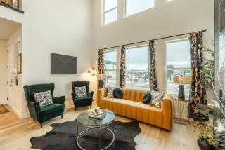Midnight Manor-Modern-Spacious - 5