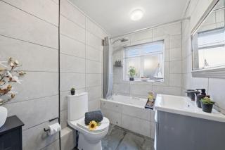 Prime Location Flat By GDE Properties Short Term Lets Nottingham Near QMC - 5