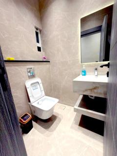 Luxury 3-Bedroom Family Apartment, Prime Location, Free WiFi & Free Parking - 8