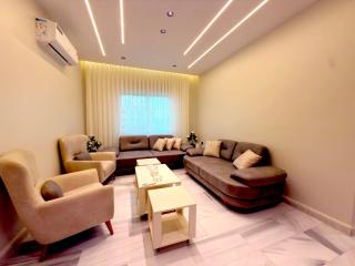 Luxury 3-Bedroom Family Apartment, Prime Location, Free WiFi & Free Parking - 7