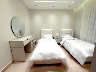Luxury 3-Bedroom Family Apartment, Prime Location, Free WiFi & Free Parking - 3