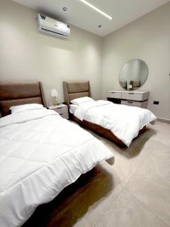 Luxury 3-Bedroom Family Apartment, Prime Location, Free WiFi & Free Parking - 5