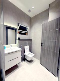 Luxury 3-Bedroom Family Apartment, Prime Location, Free WiFi & Free Parking - 5