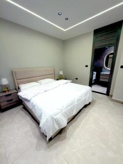Luxury 3-Bedroom Family Apartment, Prime Location, Free WiFi & Free Parking - 1
