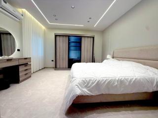 Luxury 3-Bedroom Family Apartment, Prime Location, Free WiFi & Free Parking - 8