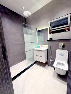 Luxury 3-Bedroom Family Apartment, Prime Location, Free WiFi & Free Parking - 1