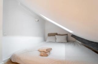 Duplex with mezzanine & balcony near Cathedral - 2