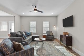 Spacious 5BR Home | Amazing Shower | Near SLU & Tower Grove | The Gate STL - 8