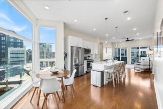 Warm & Modern 3Bdrm Old City Condo - Sleeps 7 - 9