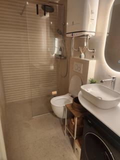 Azura Jacuzzi Suite - Private Courtyard & Hot Tub - 9