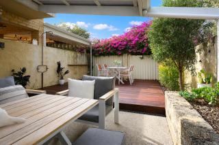 Coastal Comfort. Park Views. King & 2 Queen beds - 9