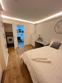 B&W Centrally located 1 En-suite & free parking - 9