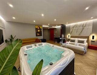 Beachfront Hot Tub Suite - 8