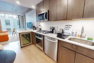 Sleek Two Bedroom in Manhattan - 7