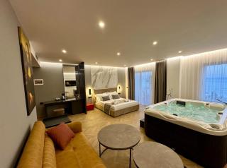 Beachfront Hot Tub Suite - 9