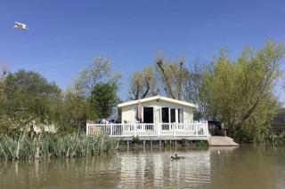 12 Lakeside Luxury The Lodge Sleeps 8 - 0
