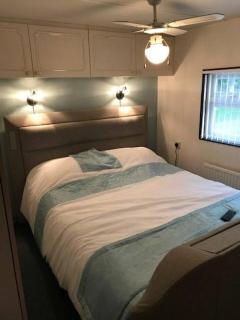 12 Lakeside Luxury The Lodge Sleeps 8 - 2