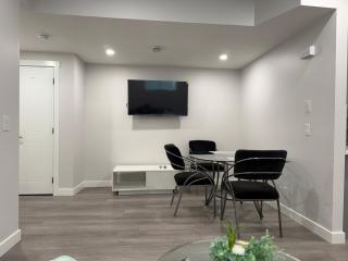 Cozy Suite Near Airport - 4
