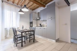Fabretti - Modern & Elegant 2-Bedroom Downtown Retreat - 0