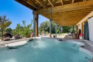 Fredericksburg Retreat w/ Hot Tub, Patio & Views - 0