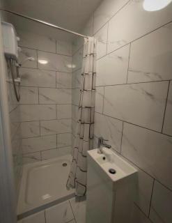 Modern En-Suite Room with King Size Bed, Kitchenette, Fridge & Smart TV near hospital and Bretton Park & Contractors Welcome - 2