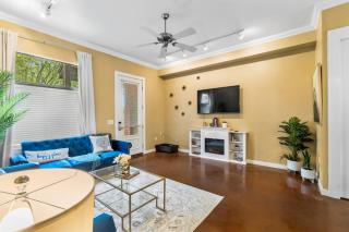 Hip & vibrant townhome near downtown with private patio grill AC and WiFi - 7