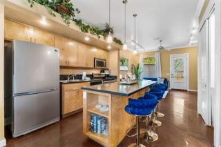 Hip & vibrant townhome near downtown with private patio grill AC and WiFi - 4